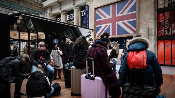 Après l'annonce d'une quarantaine au retour, les Britanniques se ruent sur les trains et les ferries