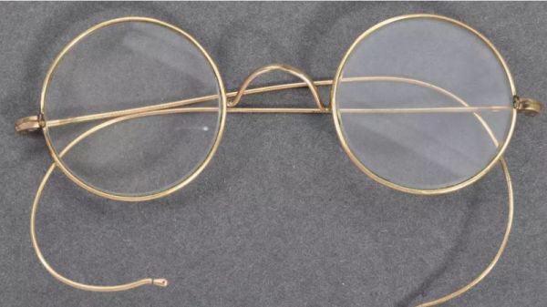Angleterre : Des lunettes de Gandhi vendues 288.000 euros aux enchères
