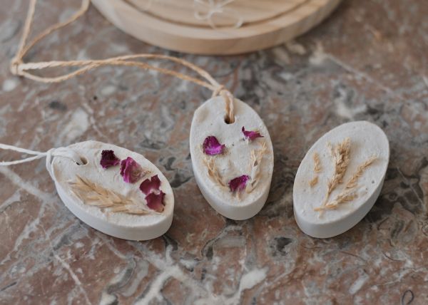 Décoration en plâtre parfumé à suspendre DIY