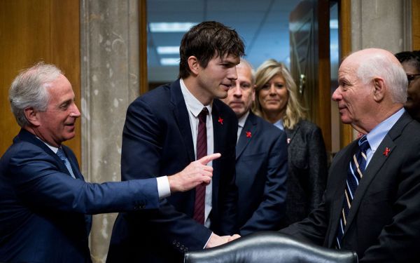 L'ONG de Ashton Kutcher fournit à la police un outil de surveillance « gratuit » lié à la CIA pour « protéger les enfants » (Unlimitedhangout)