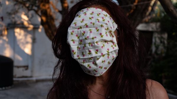Coronavirus : la distribution de masques aux élèves vire au fiasco en Grèce à cause de dimensions XXL
