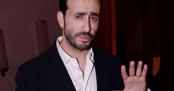 Jonathan Cohen face à Mel Gibson en "slibard", leur drôle de rencontre...
