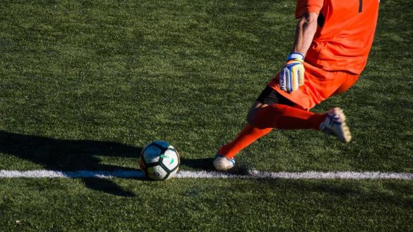 Une équipe de football respecte la distanciation physique et perd son match 37-0