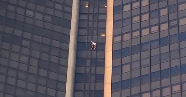 Un homme, il en reste, escalade la Tour Montparnasse à mains nues !