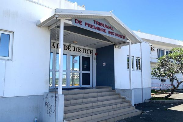 Philippe Ajapuhnya devant le tribunal