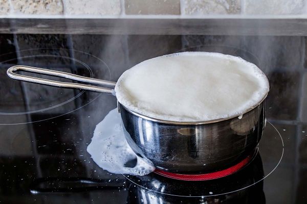 Le Truc Trop Facile pour Nettoyer du Lait Brûlé sur une Plaque de Cuisson | Maison | Remèdes de Grand-Mère
