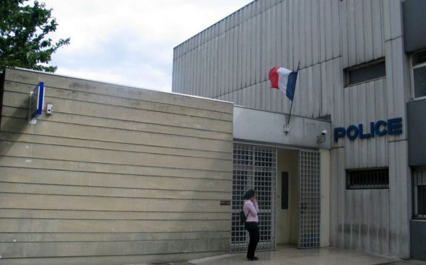 Val-d'Oise: un jeune homme attaqué au hachoir devant le commissariat de Sarcelles