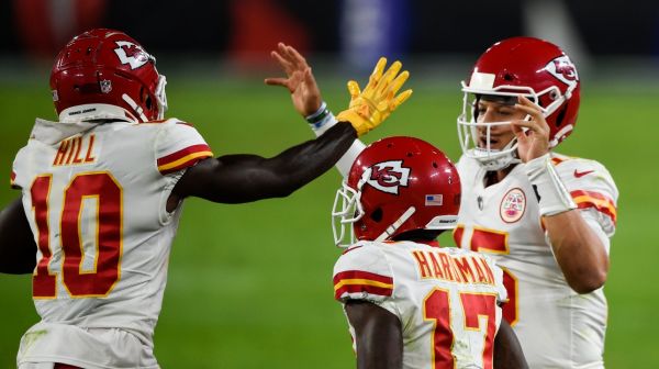 Mahomes sert une leçon à Lamar et aux Ravens