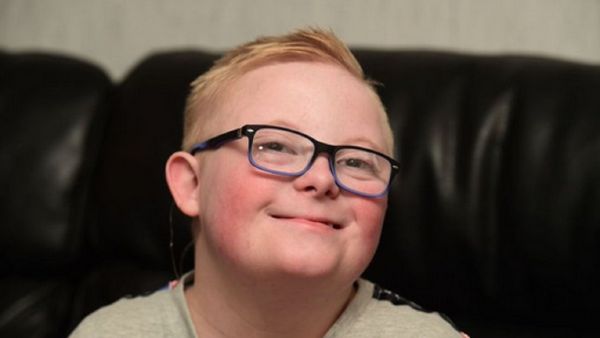 Un enfant de 11 ans atteint de trisomie 21 reste nu sous la pluie sous les yeux de ses professeurs