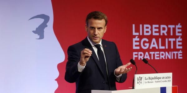 Séparatismes : Macron annonce la mise en place d'un label de formation des imams