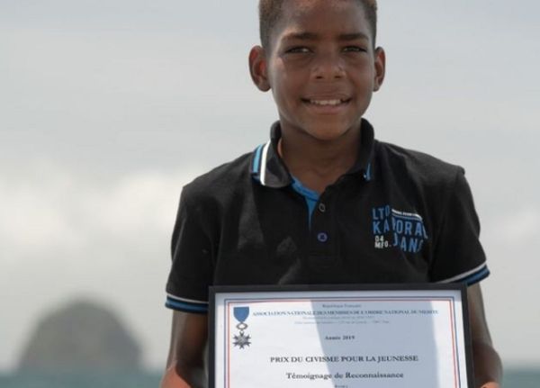 Un garçon de 12 ans fait 40 km à la nage en 13 h 50 pour faire de la sensibilisation au cancer du sein