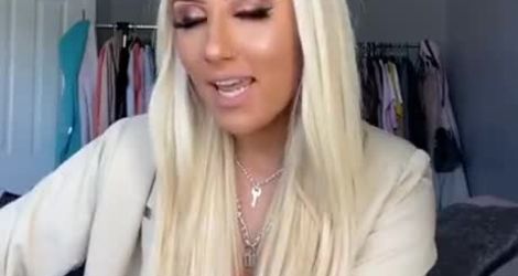 Une blonde répond à une fille qui lui a dit qu'elle était moche sans maquillage