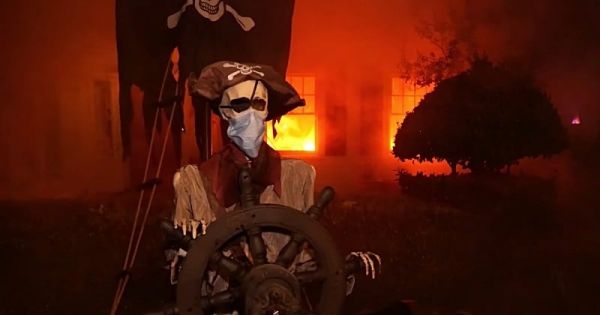Les décorations d'Halloween faites sur la maison de ce couple sont tellement réalistes que leurs voisins ont appelé la police