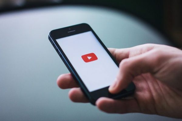 Théories du complot :  QAnon et Pizzagate sont dans le collimateur de YouTube