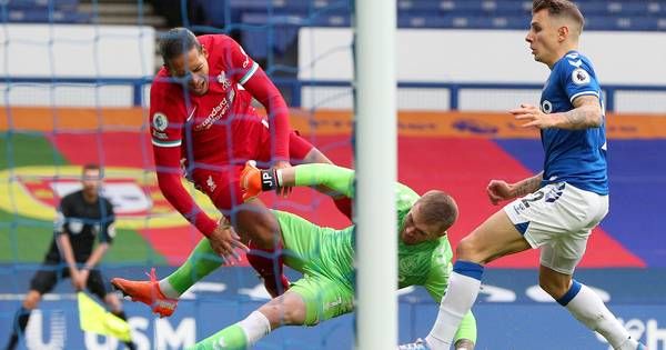 Sortie kamikaze et pas de carton: l'action litigieuse qui pourrait mettre fin à la saison de Virgil van Dijk