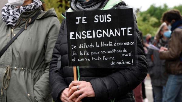 Assassinat de Samuel Paty : un numéro vert national pour soutenir les enseignants