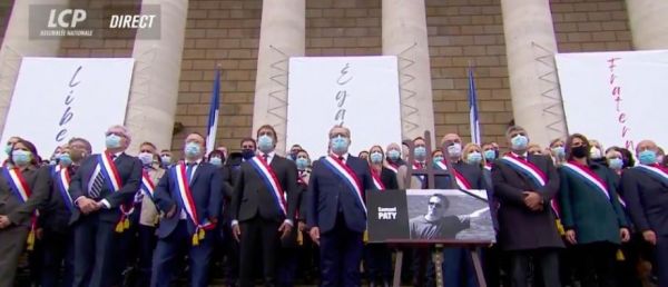 Professeur décapité - Regardez l'hommage émouvant des députés à Samuel Paty cet après-midi sur les marches de l'Assemblée nationale - VIDEO