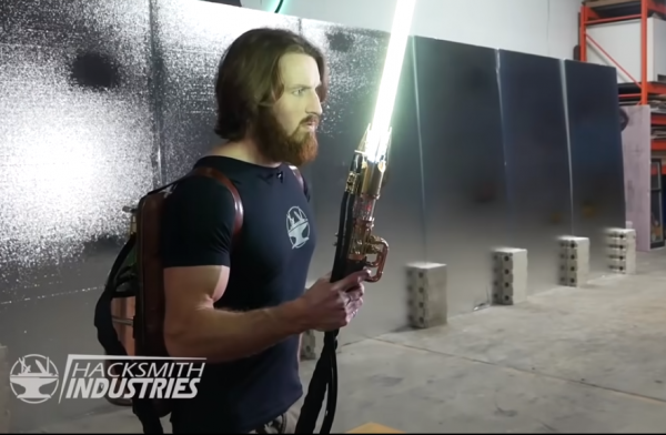 Cet ingénieur crée un sabre laser avec une vraie lame rétractable