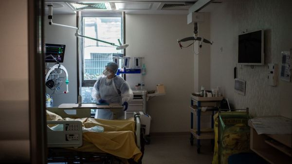 Covid-19 : un nombre record de décès et de patients en réanimation depuis mai