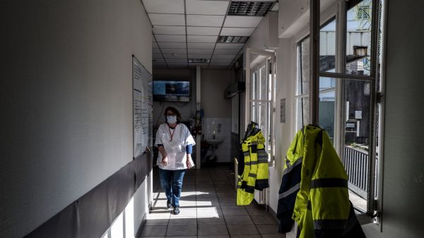 EN DIRECT - Covid-19 : plus de 600 hospitalisations et 26.000 nouveaux cas en 24 heures en France
