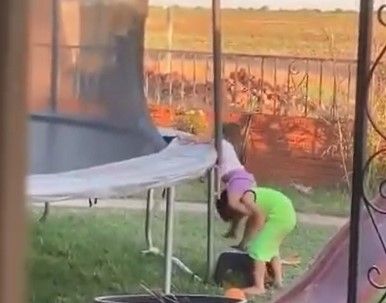 Avec beaucoup de persévérance, ce petit garçon réussit à faire monter sa petite sœur un trampoline pour jouer avec elle