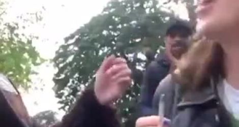 Une fille prête son briquet à un étranger, la suite va vous étonner