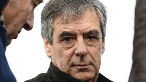Fillon veut restreindre le port du voile dans l'espace public : que dit la loi à ce sujet ?