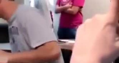 Elle cherche la bagarre avec un mec de sa classe, elle l'a trouve