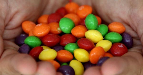 Il se met tout nu avant de comparaître, un voleur accro aux m&m's... les faits divers les plus insolites de la semaine