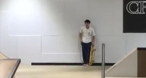 Un aveugle skate avec une canne