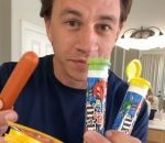 Un homme fait une blague à sa femme avec le challenge M&M's