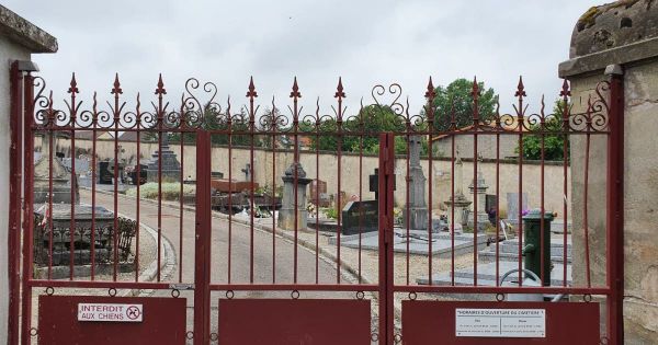 Enfermée dans le cimetière de Contrexéville, elle est secourue par un proche