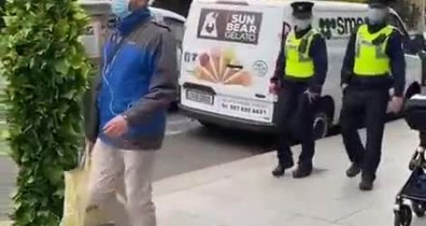 Une policière se fait surprendre par une plante (Irlande)