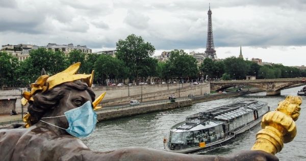 « On est en situation de guerre » : un professeur tire la sonnette d'alarme et appelle à « reconfiner le pays »