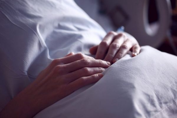 A 25 ans, elle est déclarée en état de mort cérébral avant de se remettre miraculeusement du COVID-19