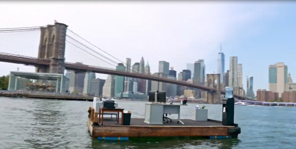 Cet homme est en télétravail sur une barge de l'East River (New York) pour respecter la distanciation sociale