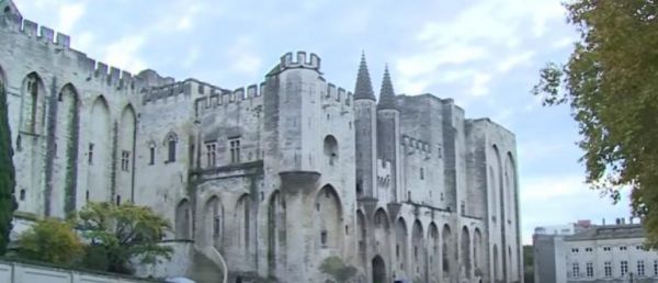 Avignon: Un homme armé d'un couteau tué par la police après avoir tenté d'attaquer des policiers dans la rue en criant "Allah Akbar" (Europe 1)