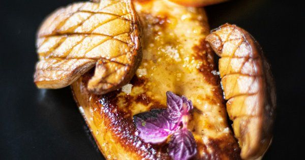 Foie gras poêlé aux cèpes et pommes rôties