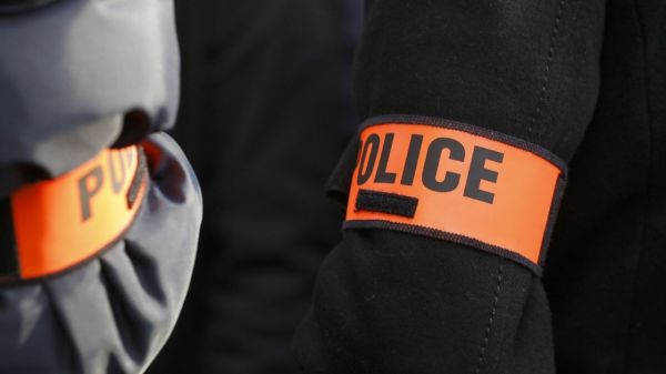 Paris : un homme muni de couteaux interpellé
