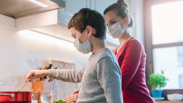 Covid-19: les malades contaminent la moitié des membres de leur foyer