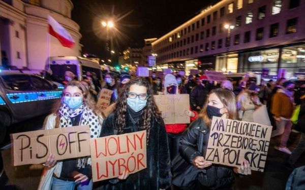 Des dizaines de milliers de Polonais dans les rues de Varsovie pour le droit à l'avortement
