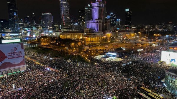 Des dizaines de milliers de Polonais manifestent pour le droit à l'avortement