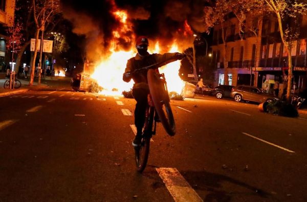 Covid-19 : affrontements spectaculaires à Barcelone après les restrictions de circulation