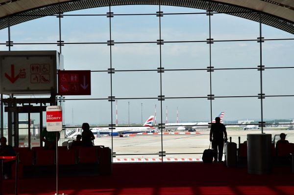 Attestation de déplacement : les aéroports sont-ils une passoire ?