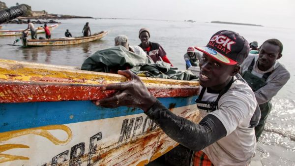 Au Sénégal, les pêcheurs et les jeunes frappés par la crise se tournent vers les îles Canaries
