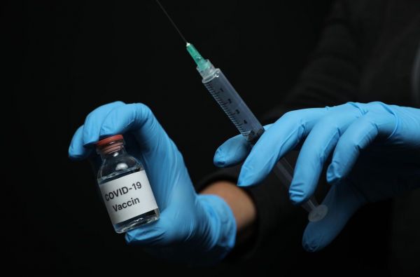 Chloroquine, remdesivir, vaccins en urgence... Les États-Unis grillent-ils les étapes ?