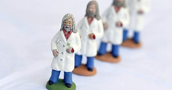 Une santonnière du Var propose une figurine à l'effigie du professeur Didier Raoult