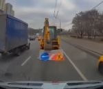 Une ambulance fonce sur une pelleteuse (Russie)