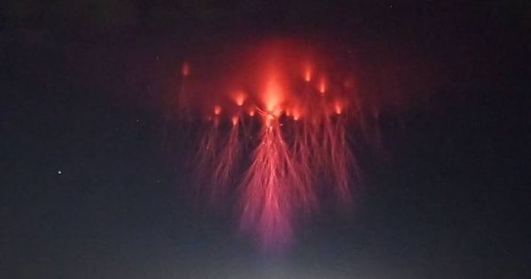Un scientifique a photographié des sprites rouges dans le ciel du Texas, un phénomène naturel lumineux impressionnant