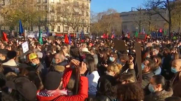 Des milliers de manifestants à Paris, Marseille ou Lille contre la loi de sécurité globale